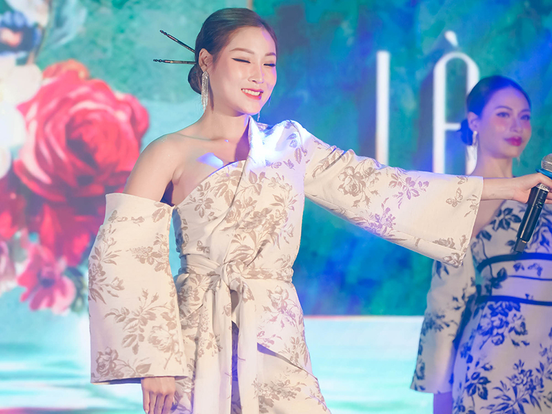 Thiết kế Hoa Tuyết thuộc BST Gấm Vóc Lụa Là Élogi