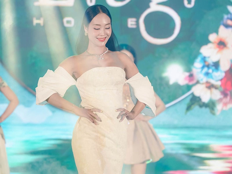 Thiết kế Nữ Thần Ánh Sáng thuộc BST Gấm Vóc Lụa Là Élogi